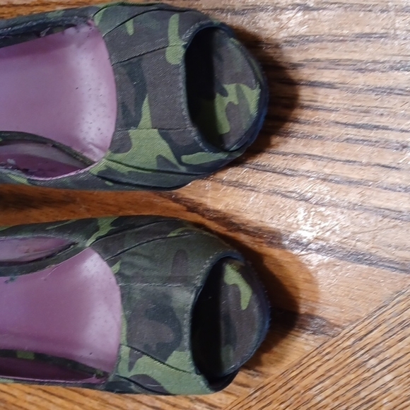 MADDEN GIRL CAMOUFLAGE PEEP TOE HEELS - Picture 4 of 10